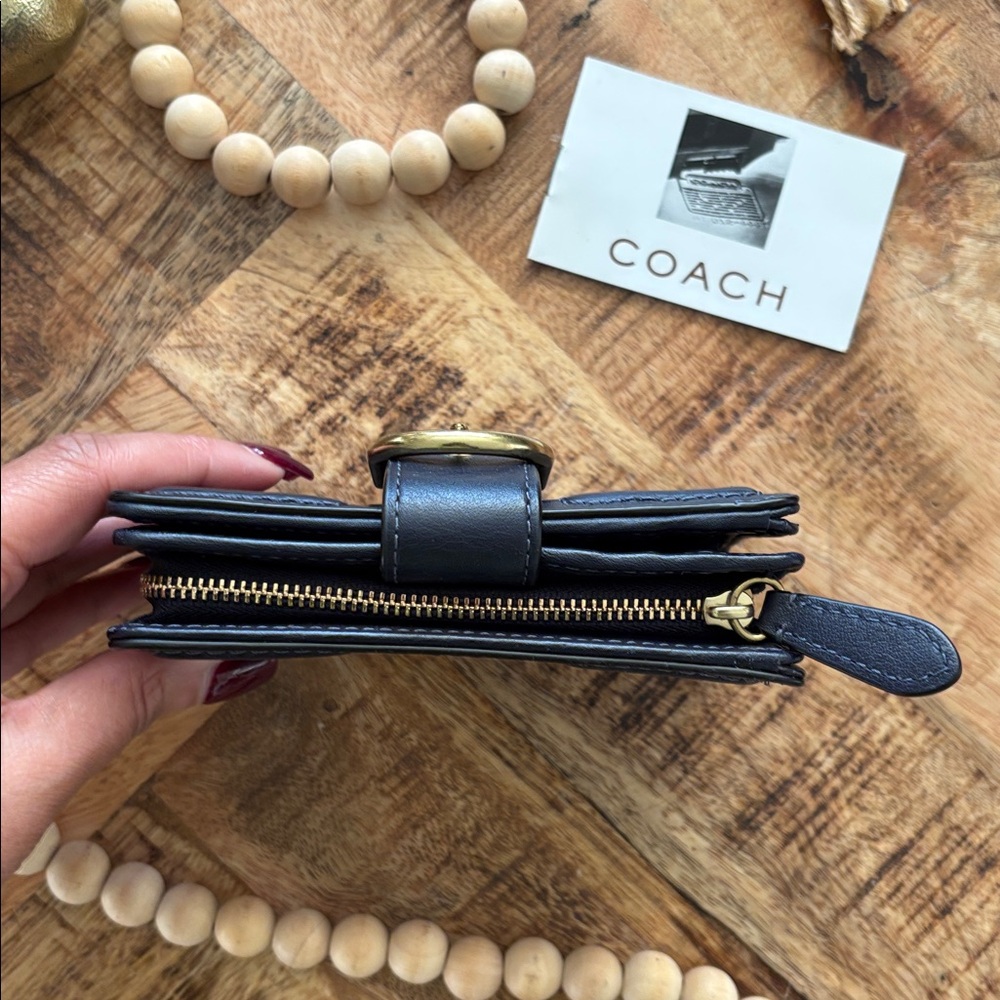 โโSOLDโโ๐๐ตCOACH Campbell Leather Buckle Medium Wallet๐ต๐ - Picture 5 of 12